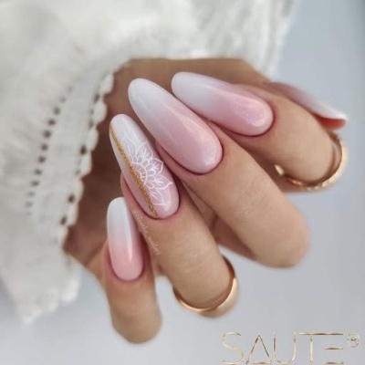 Unhas postiças rosa e branco com decoração floral branca e linha dourada.