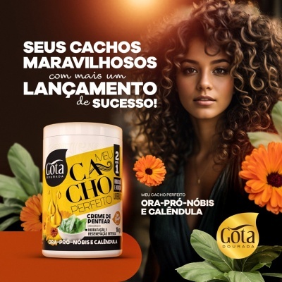 Creme de pentear Gota Dourada Meu Cacho Perfeito com Ora-Pró-Nóbis e Calêndula ao lado de mulher com cabelos cacheados e flores alaranjadas