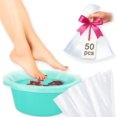Banho de pés com pés femininos e sacos plásticos brancos