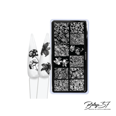 Placas de carimbo para unhas com desenhos florais em preto e branco e unhas postiças com padrão floral preto.