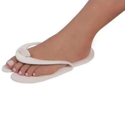 Sandália de dedo branca em material emborrachado com um pé