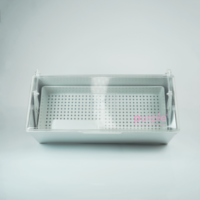 Caixa organizadora cinzenta com tampa transparente e texto 'purple'