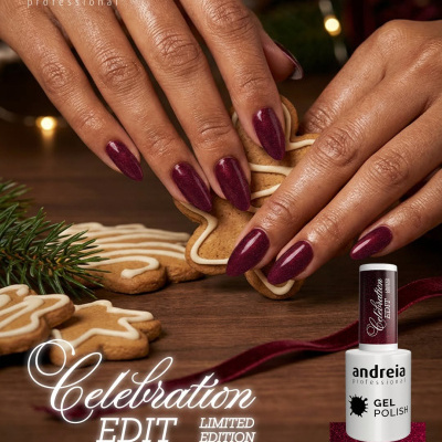 Mãos com unhas pintadas de verniz gel granada segurando bolacha decorada com glacê branco