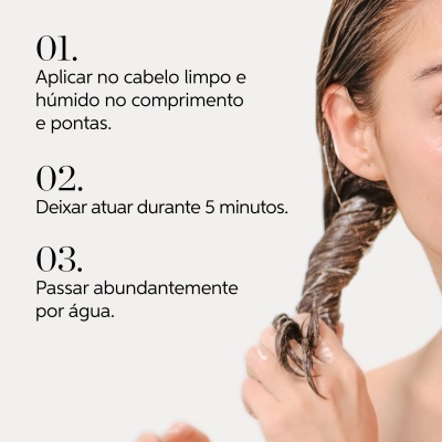Mulher com cabelo molhado a aplicar produto capilar com instruções ao fundo