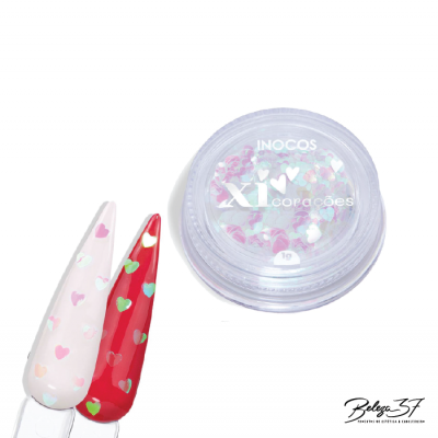 Frasco transparente com corações holográficos para unhas e amostras de esmalte decoradas.