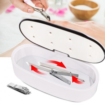 Esterilizador UV branco aberto com corta-unhas e alicate de unhas em aço inoxidável