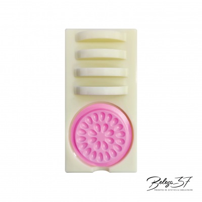 Molde de plástico branco para sabonete com espaço circular rosa decorado com padrão floral