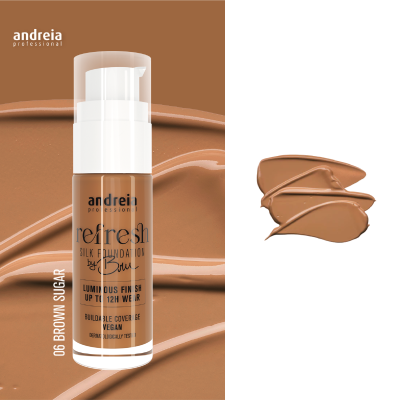 Base líquida castanha num frasco com doseador branco com texto e fundo castanho texturizado.