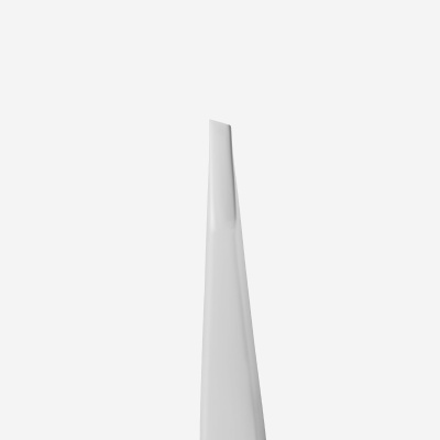 Pinça metálica branca de ponta fina e achatada