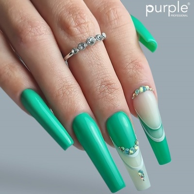 Unhas artificiais verdes e bege com strass e anel prateado