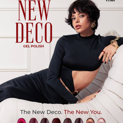 Modelo com vestido preto e unhas esmaltadas em vários tons de vermelho e castanho, nomes e cores de verniz gel THE NEW DECO.