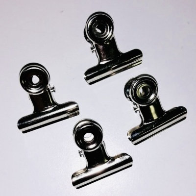 Grampos metálicos prateados sobre fundo branco