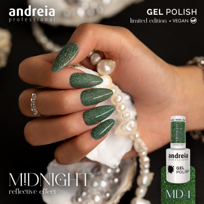 Mãos com unhas verdes de verniz gel refletem luz segurando cordão de pérolas e frasco de verniz Andreia professional MD4.