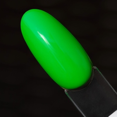 Unha postiça verde neon brilhante numa base transparente