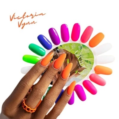 Mão com unhas largas compridas laranja com mostruário circular de vernizes coloridos