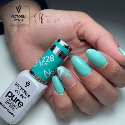 Frasco de verniz de unhas Victoria Vynn Pure Creamy Hybrid com unhas pintadas verde água e decoração floral