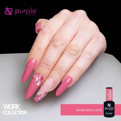 Mão com unhas em gel rosa e decoração floral com frasco de verniz Purple ao lado