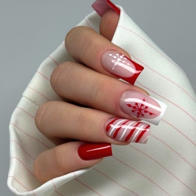 Unhas decoradas com padrões natalícios em vermelho e branco