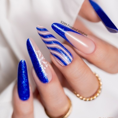 Unhas compridas artísticas em azul brilhante com glitter, rosa nude e desenhos em branco
