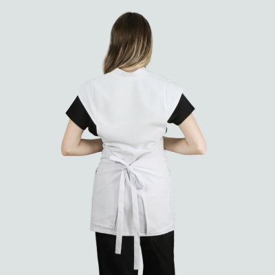 Avental branco com cinto atado visto por trás