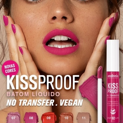 Mulher com batom rosa mate líquido Andreia Kissproof e amostras de cores disponíveis