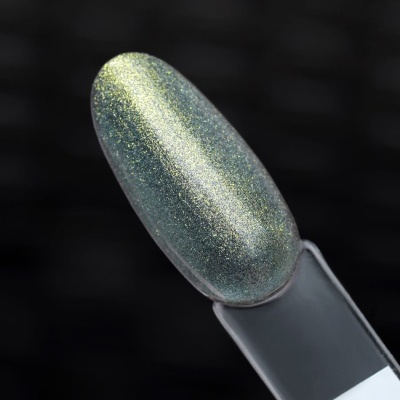 Amostra de verniz para unhas verde metálico com brilho dourado em suporte plástico