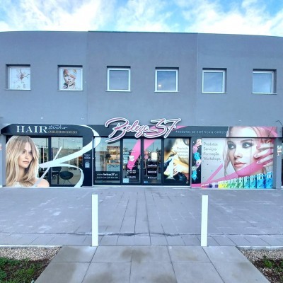 Fachada loja Beleza 37 com imagens de mulheres e textos de produtos e serviços de estética e cabelo