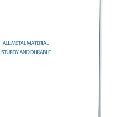 Luminária de pé branca em metal com texto azul ao lado