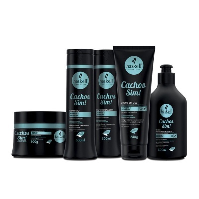 Conjunto de produtos para cabelo Haskell Essentials Cachos Sim! em embalagens pretas com etiquetas azuis.