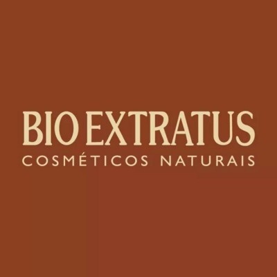 Logótipo BIO EXTRATUS COSMÉTICOS NATURAIS em fundo castanho