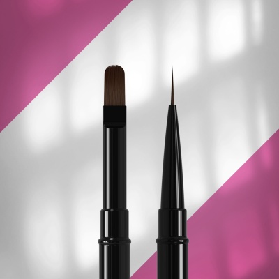 Dois pincéis de maquilhagem pretos com cerdas castanhas sobre fundo branco e rosa