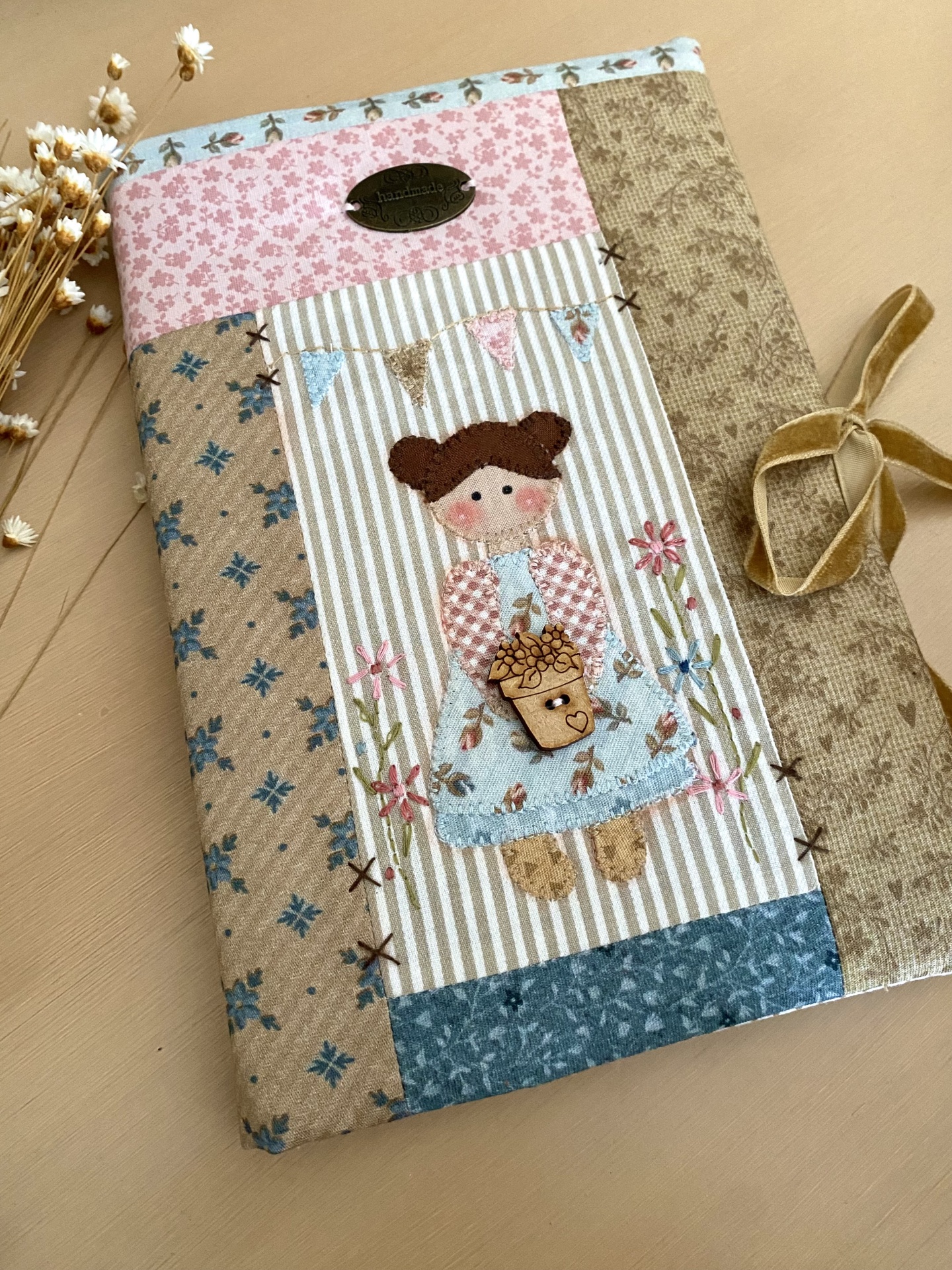 Kit capa de agenda Capa de tecido patchwork com boneca aplicada e fecho de fita de veludo