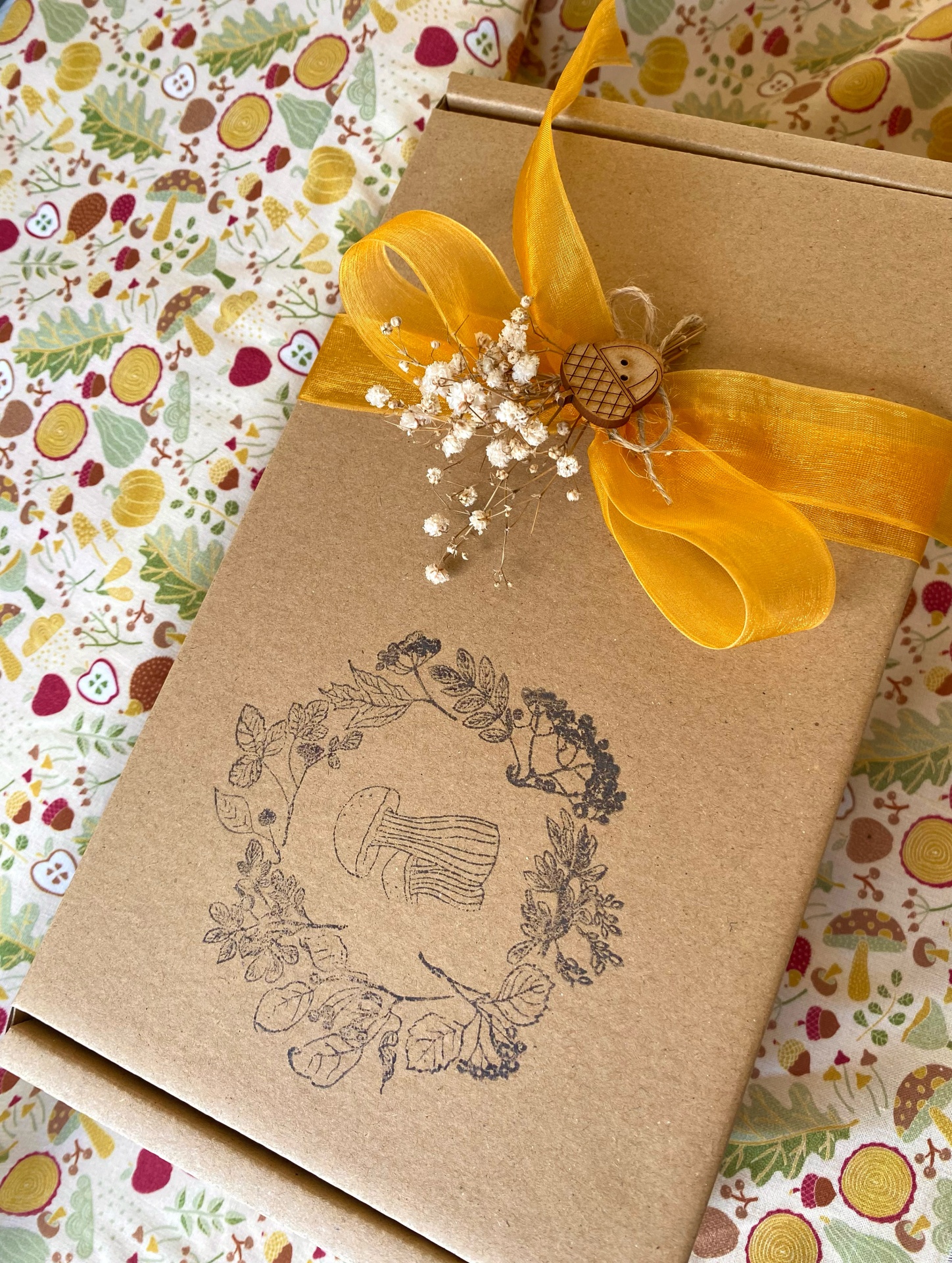 Mistery Box Outono 2025 Embalagem de papel kraft com fita amarela, flores secas e botão de peixe
