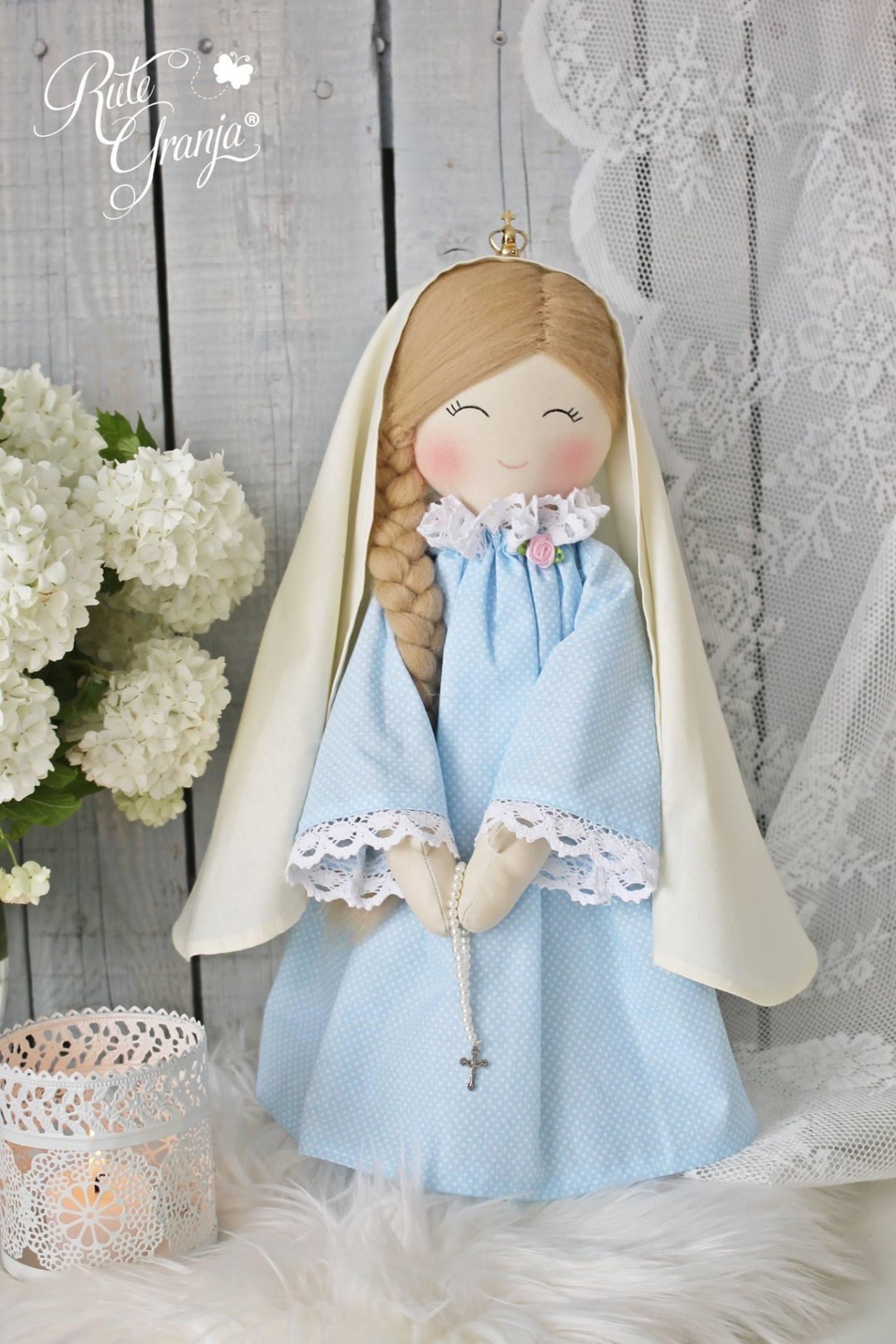 Kit Nossa Senhora Boneca decorativa vestida com manto azul claro e véu branco segurando terço