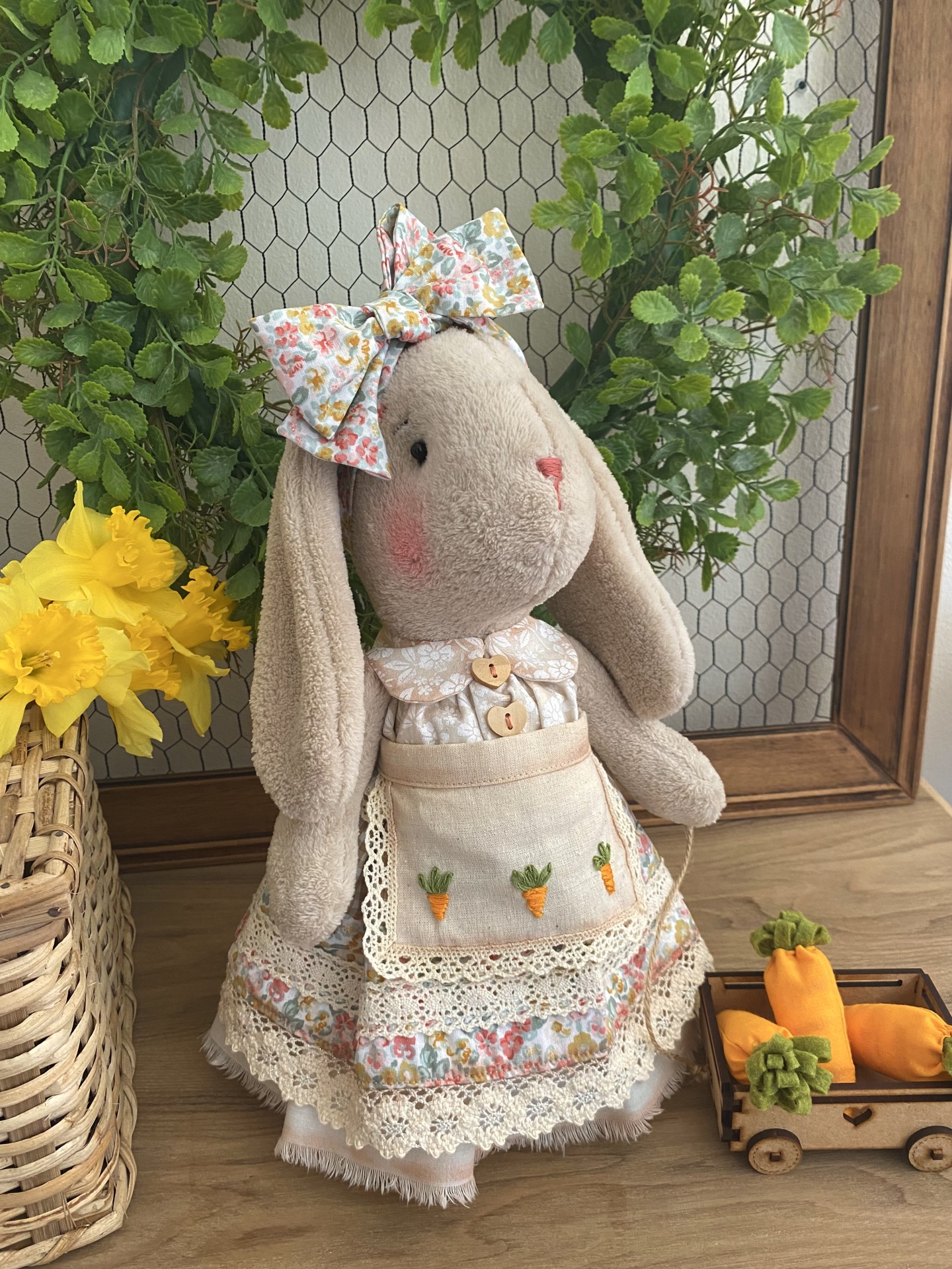 Kit Materiais Orelhinhas Boneca coelha de peluche com vestido floral, avental com cenouras bordadas e laço grande