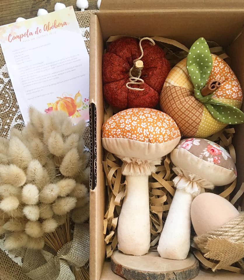 Decorações de Outono Decoração artesanal de abóboras e cogumelos de tecido em caixa de cartão com flores secas e papel impresso