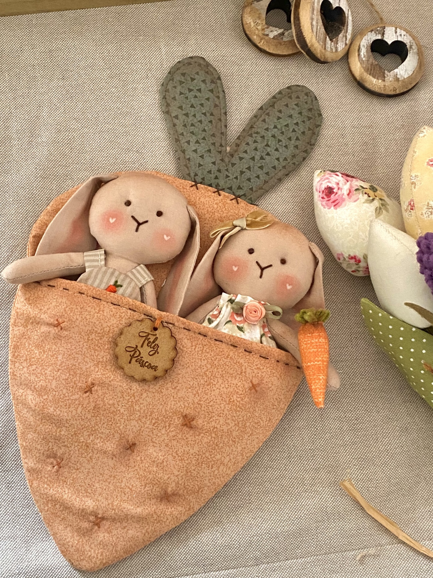 Kit Diy cenoura com coelhinhos Brinquedo de coelhos de tecido em forma de cenoura com etiqueta FELIZ PÁSCOA
