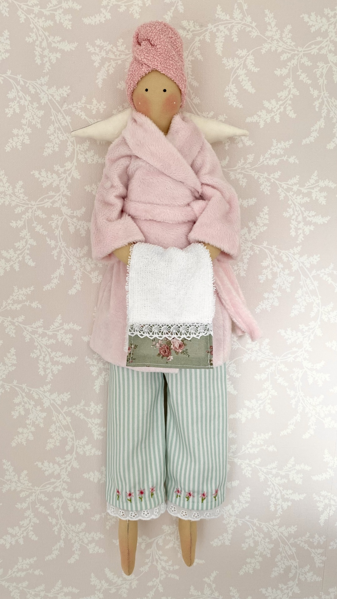 Kit Costura Anjo do banho Boneca decorativa com roupão, pijama e touca em fundo rosa floral