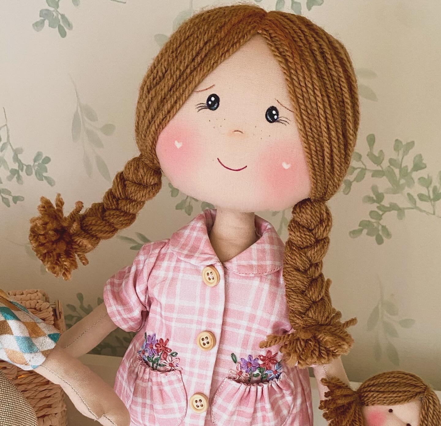 Aula online boneca Constança Boneca de pano com vestido rosa xadrez e cabelo de lã trançado