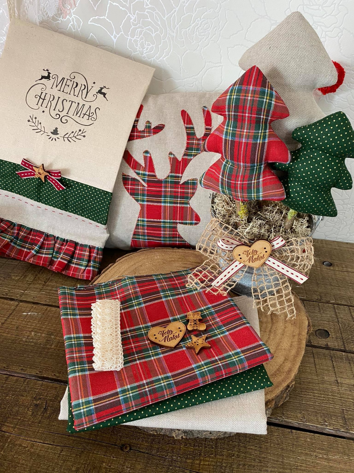 Happiness Box especial Natal 2020 Decoração de Natal com toalha xadrez, bonecos de tecido e acessórios em madeira