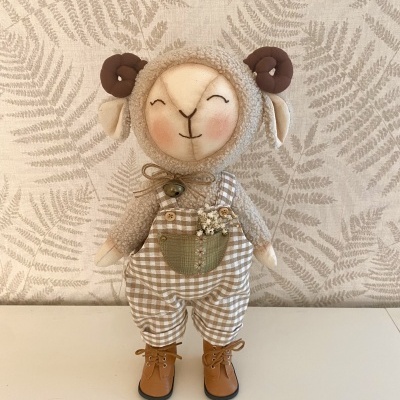 Boneco de peluche carneiro vestido às riscas e botas castanhas