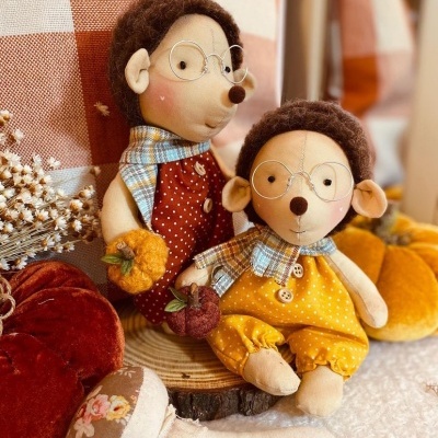 Bonecos ratos de tecido com roupa colorida e óculos em ambiente decorativo outonal