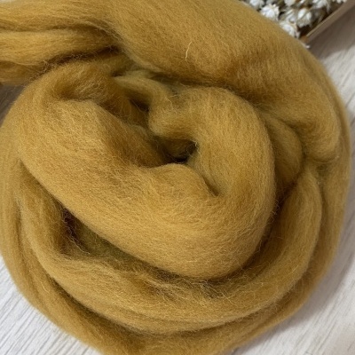 Fibra mostarda enrolada com flores brancas secas ao fundo