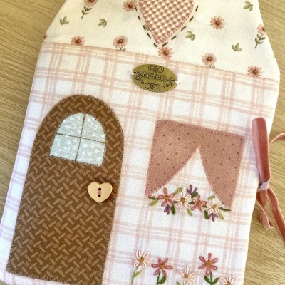Capa de tecido decorativa com aplicações e etiqueta handmade