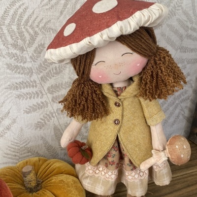 Boneca de tecido com chapéu de cogumelo e roupa amarela