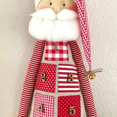 Boneco de tecido estilo Pai Natal com chapéu e bolso numerados para Natal