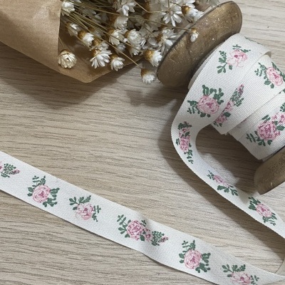 https://www.rutegranja.pt/product/fita-decorativa-de-algodao-com-rosas