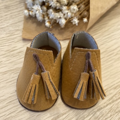 Sapatos de bebé em camurça castanha clara com franjas e flores secas