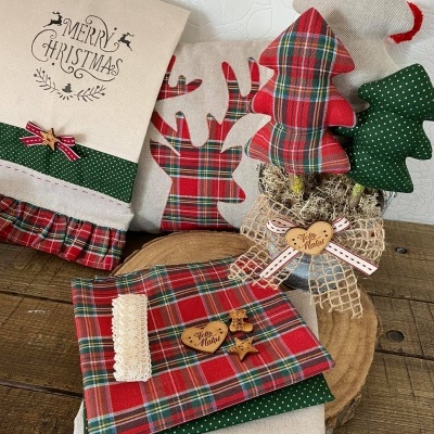 Decoração de Natal com toalha xadrez, bonecos de tecido e acessórios em madeira