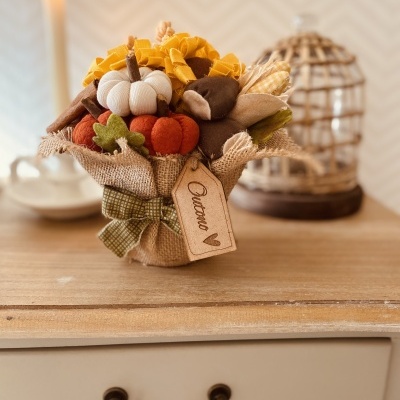 Arranjo de flores e abóboras de tecido em vaso de juta com etiqueta Outono